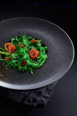 Siyah bir tabakta chuk salatası