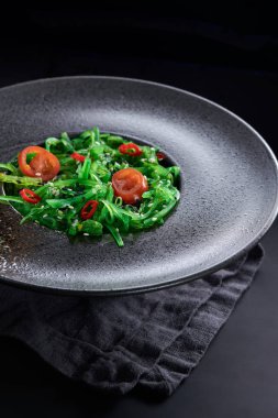 Siyah bir tabakta chuk salatası