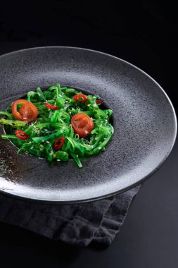 Siyah bir tabakta chuk salatası