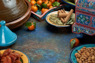 Bulgur lapası, doğu tabağında boyanmış. Masanın ortasında. Mandarin usulü kayısı, doğu mutfağı.