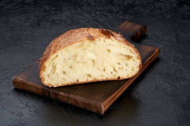 Ekmek arka planda, tahtada