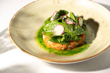 Limonlu ve zeytinyağlı turp parçalı somon salatası.