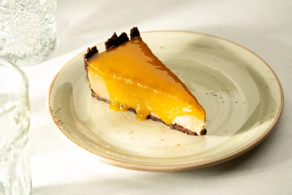 Cheesecake süzme peynirli tatlı pastalı güveç kayısı reçeli tabakta - Stok İmaj