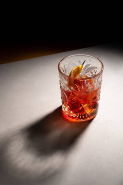 Cam cam gölgesinde limonlu alkollü kokteyl