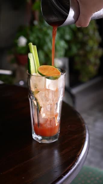 Cocktail alcolico in un bicchiere in un bar ristorante — Video Stock