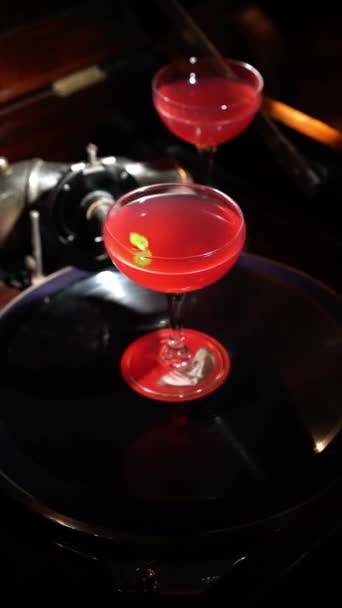 Alkoholické koktejly červené na černém pozadí bar restaurace — Stock video