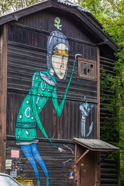 Ekaterinburg Rússia - junho de 2018. Arte de rua em uma parede de madeira velha — Fotografia de Stock