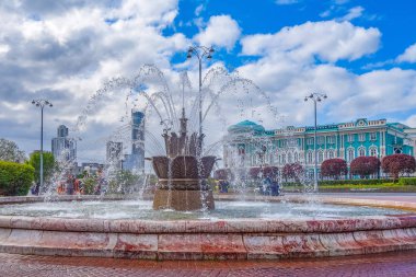 Çeşme emek Meydanı ve Dom Sevastyanova Ekaterinburg 2018