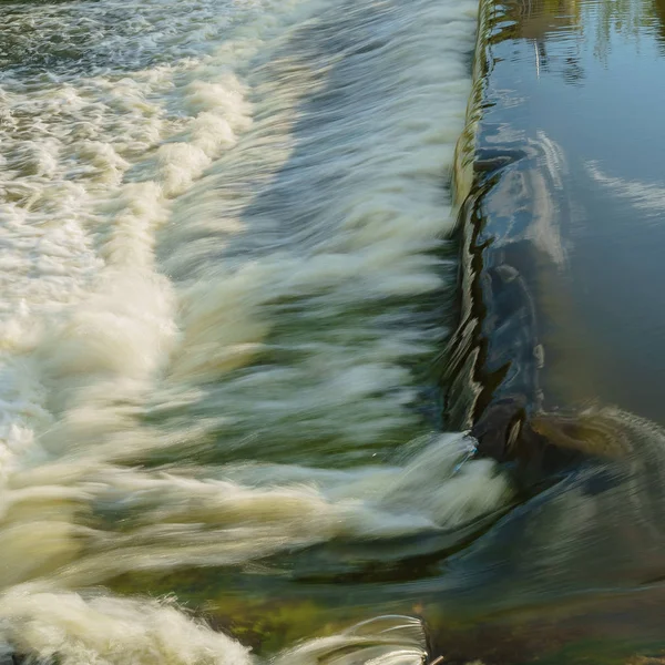 Sjudande vatten med skum, tröskel på floden — Stockfoto