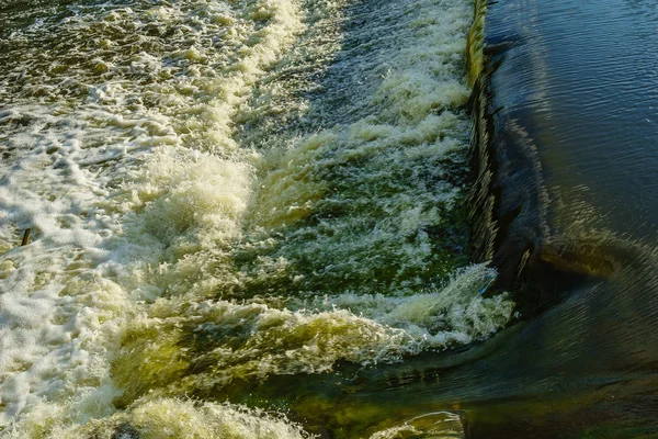 Sjudande vatten med skum, tröskel på floden — Stockfoto