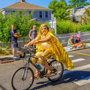 Provincetown, Massachusetts bize - 17 Ağustos 2017 insanlar 39 yıllık Provincetown karnaval Tanrı ve Tanrıça geçit üzerinde ticari Street yürüyüş