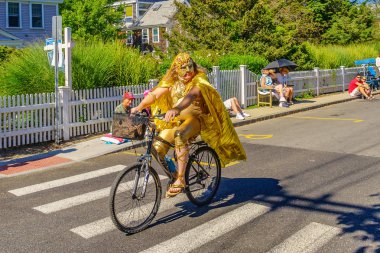 Provincetown, Massachusetts bize - 17 Ağustos 2017 insanlar 39 yıllık Provincetown karnaval Tanrı ve Tanrıça geçit üzerinde ticari Street yürüyüş