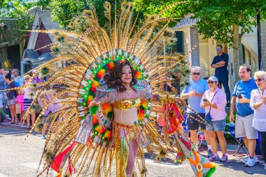 Provincetown, Massachusetts bize - 17 Ağustos 2017 insanlar 39 yıllık Provincetown karnaval Tanrı ve Tanrıça geçit üzerinde ticari Street yürüyüş