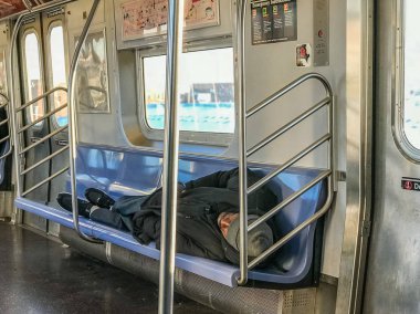 Manhattan Ny, bize - 8 Mart 2018 evsiz bir metro arabada uyur