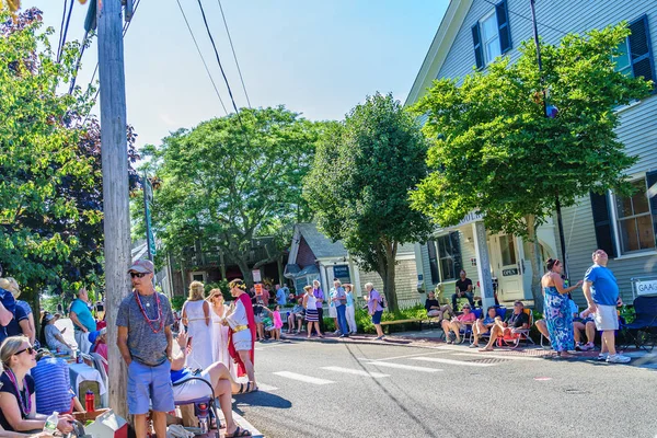 Provincetown, Massachusetts bize - 17 Ağustos 2017 insanlar 39 yıllık Provincetown karnaval Tanrı ve Tanrıça geçit üzerinde ticari Street yürüyüş — Stok fotoğraf