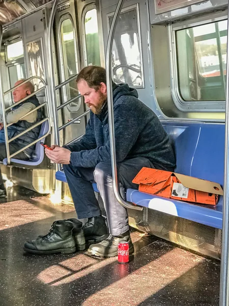 Manhattan, ny us - 8. März 2018 interessante Person in einem U-Bahn-Wagen — Stockfoto