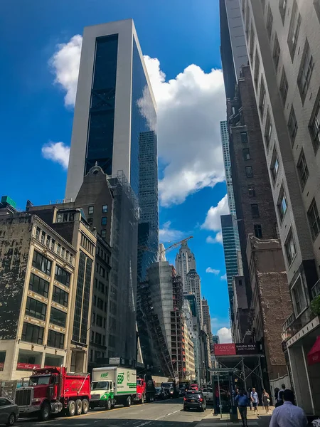 Нью-Йорк, Манхэттен, США - улицы, здания и жители Манхэттена в июле 2018 года . — стоковое фото