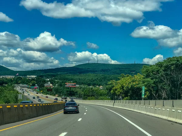 Snelweg tussen heuvels, bossen en velden in de buurt van Scranton, Pennsylvania. — Stockfoto