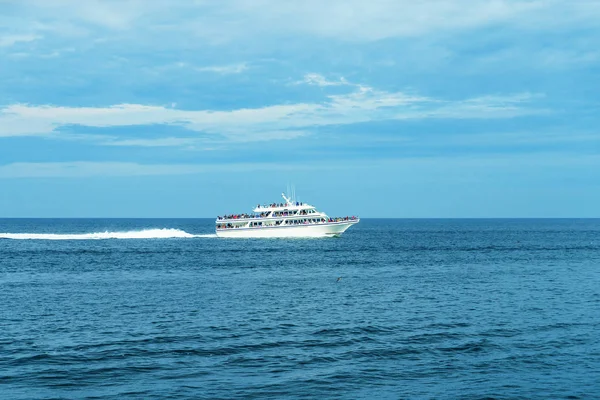 Nave in cerca di una cetaceo balena, Cape Cod, Massachusetts — Foto Stock