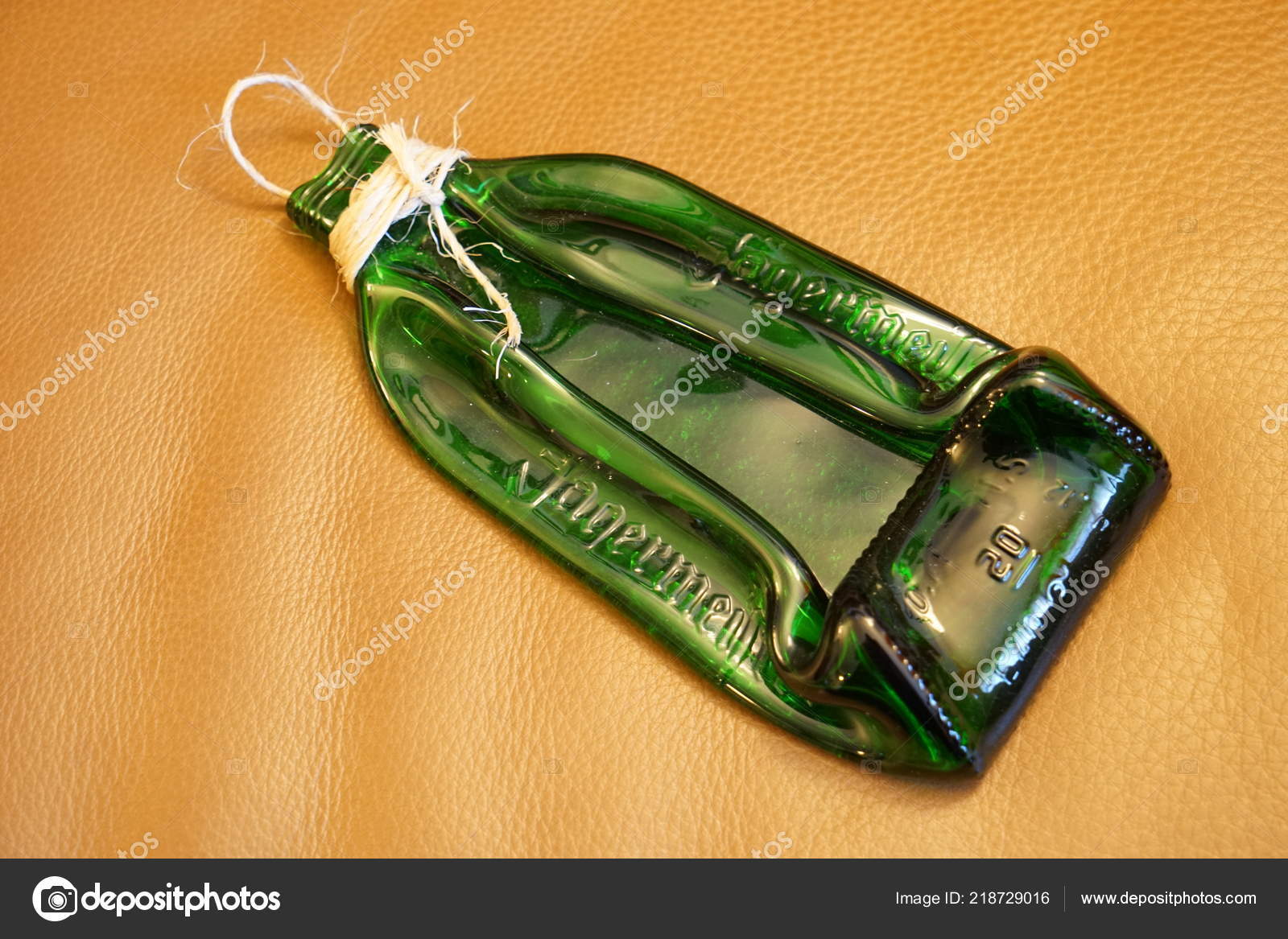 Bottiglia Vetro Fuso Con Corda Arrotolata Foto Editoriale