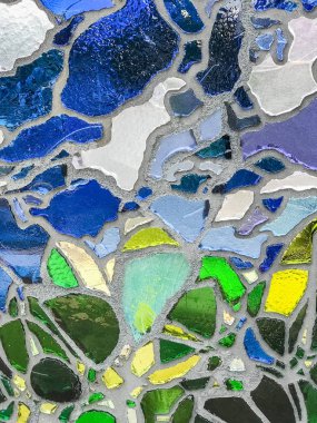 Çok renkli mozaik duvar üzerinden kırık çini seramik ve cam dekoratif süsleme.