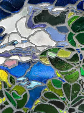 Çok renkli mozaik duvar üzerinden kırık çini seramik ve cam dekoratif süsleme