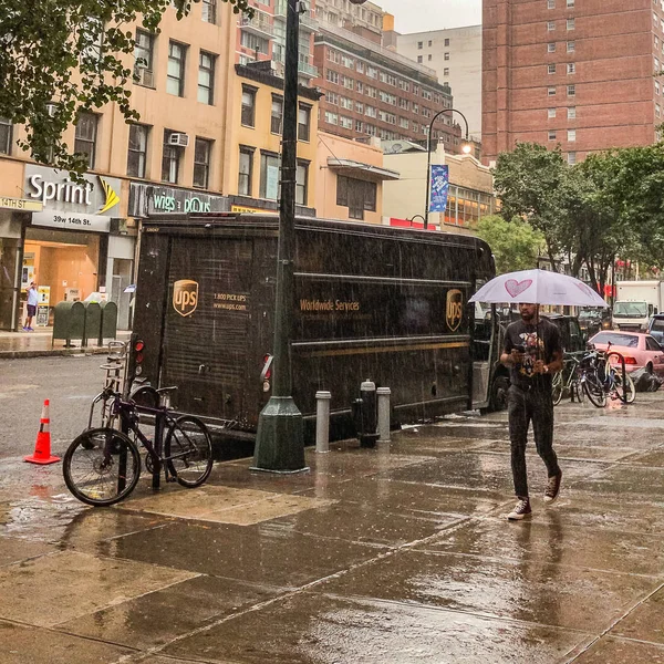New York City, Manhattan, USA - juli 2018 gator, mannen under en rosa paraply, Manhattan. — Stockfoto