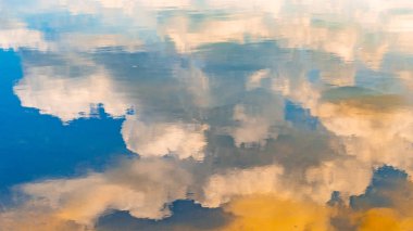 Gökyüzü ve Delaware Nehri Pa altındaki su yansıması