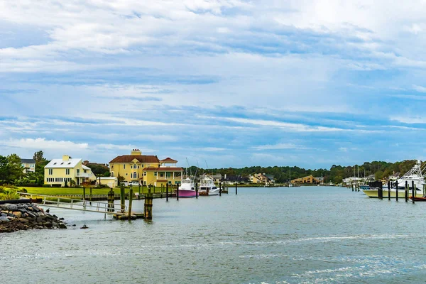 Virginia Beach Boardwalk, Virginia Beach US - 2017 년 9 월 12 일 Lake Wesley Owl, Greek, Rudee Inlet. — 스톡 사진