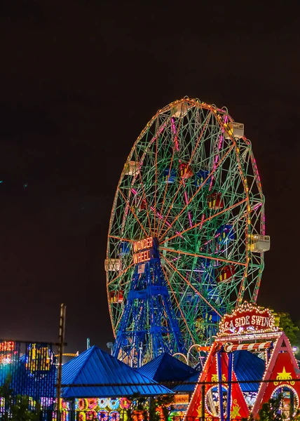 コニー ・ アイランド ルナ公園、ブルックリン、ニューヨーク、ニューヨーク、ニューヨーク、アメリカ合衆国 - 2018 年 7 月 8 日: ワンダー ホイール. — ストック写真