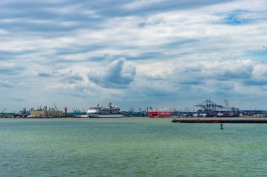 Dock St. George Ferry Terminal Staten Adası üzerinden New Jersey'nin görünümünü