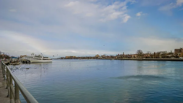 Sheepshead Bay, Brooklyn, US - Ocean Avenue Footbridge. — Stock Photo, Image