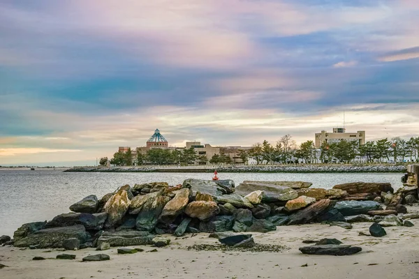 Sheepshead bay and Kingsborogh college at Spring time Brooklyn, US. — Stock Photo, Image