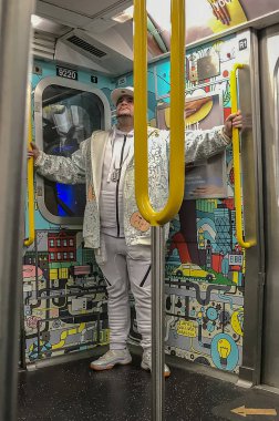 Brooklyn New York ABD 08 Mart 2019 - şaşırtıcı bir metro arabada beyaz elbiseli çok ilginç adam