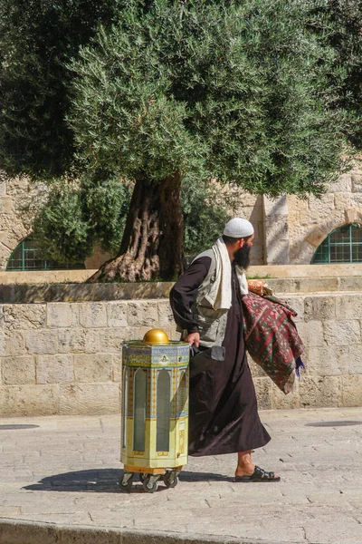 Old City, Jerusalem, Israel. Agust 2010 walking Muslim on Temple Mount in Old City — Stock Photo, Image