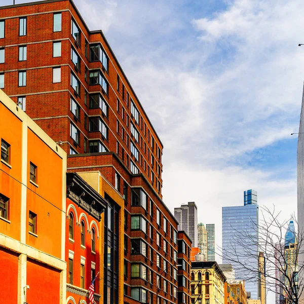 Un edificio de apartamentos en esquina en Manhattan, Nueva York . — Foto de Stock