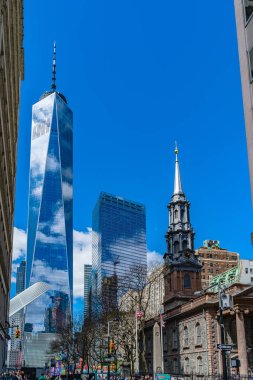 Arka planda Trinity Kilisesi Wall Street St Pauls Şapel - Bir Dünya Ticaret Merkezi ve yedi Dünya Ticaret Merkezi bulutların yansıması ve pencerelerde bir inşaat vinç ile.