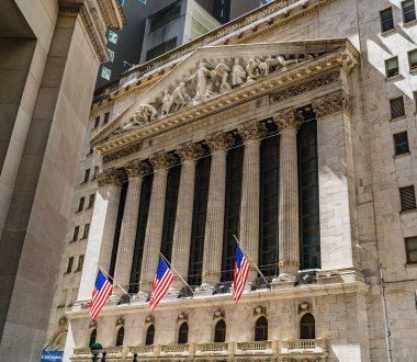 New York Borsası Wall Street'te Amerikan bayraklarıyla. Finans Bölgesi, Manhattan