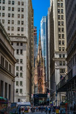 Wall Street Manhattan Finans Bölgesi üzerinde Arka planda Trinity Kilisesi ile