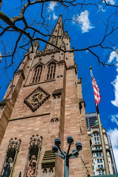 Frammento di St. Pauls Chiesa in Trinità Chiesa di Wall Street con bandiera americana, albero  . — Foto Stock