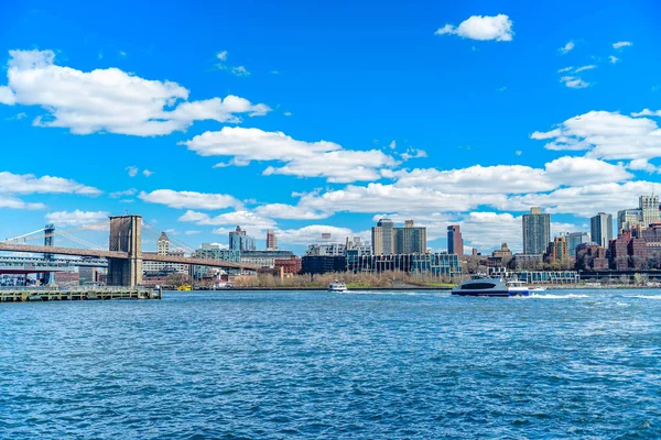 Vue de Brooklyn et Brooklyn Bridge depuis l'East River Bikeway à Manhattan, New York . — Photo