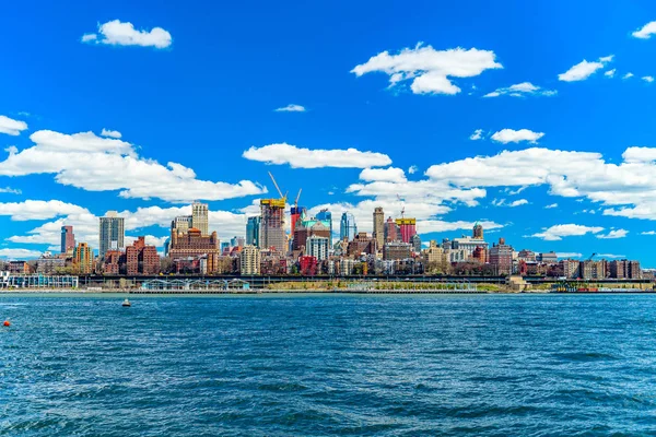 Uitzicht op Brooklyn vanaf de East River Bikeway in Manhattan, New York. — Stockfoto
