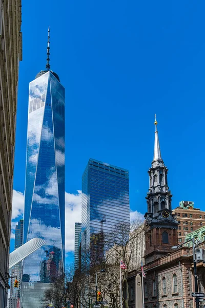 Arka planda Trinity Kilisesi Wall Street St Pauls Şapel - Bir Dünya Ticaret Merkezi ve yedi Dünya Ticaret Merkezi bulutların yansıması ve pencerelerde bir inşaat vinç ile.