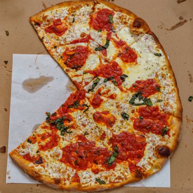 Karton bir restorandan gerçek lezzetli peynirpizza.