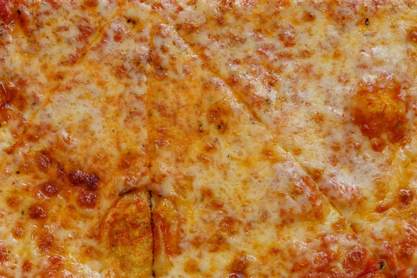 Eine echt leckere Käsepizza aus einem Restaurant als Hintergrund. — Stockfoto