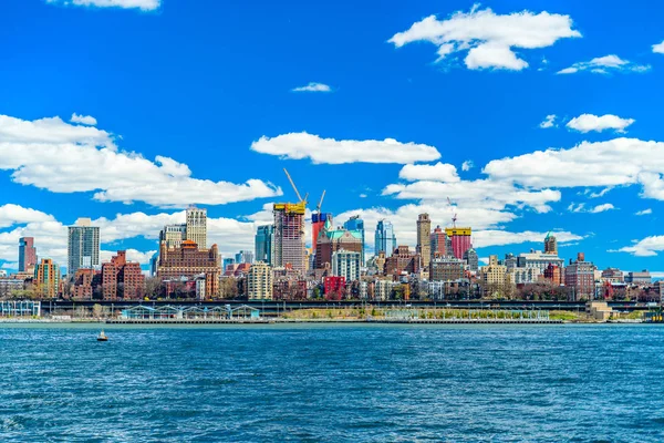 Vue de Brooklyn depuis l'East River Bikeway à Manhattan, New York . — Photo