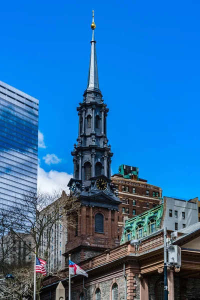 St. Paul's Chapel of Trinity Church Wall Street sullo sfondo è Seven World Trade Center con nuvole riflesse nelle finestre  . — Foto Stock