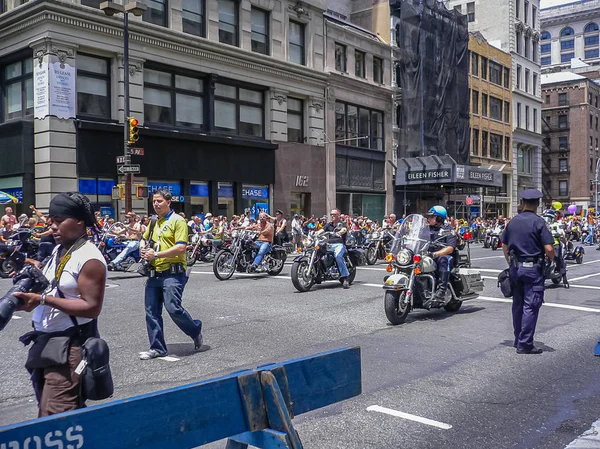 5th Avenue, Manhattan, New York City-juni 24 2007: den 37: e årliga NYC Pride månad, HBT Pride Parade. — Stockfoto