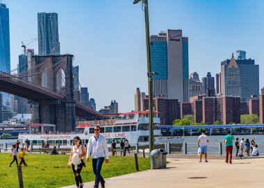 Aşağı Manhattan silueti ile Brooklyn Köprüsü, New York'ta Bir Dünya Ticaret Merkezi Empire Fulton Ferry Park