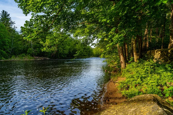 En del av Neversink floden nära Guymard Turnpike, biflod till Delaware River unikt område i Catskills, ny. — Stockfoto